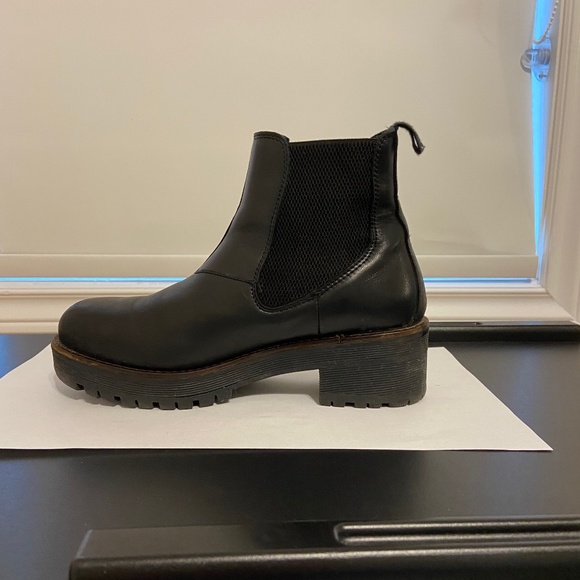 Ten Points Shoes - EUC Ten Points - Clarisse Black Chelsea Boot - size 38